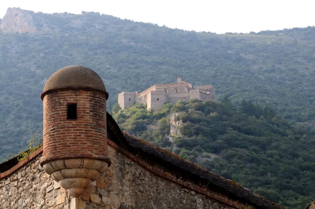 villefranche-de-conflent-dans-les-pyrenees-orientales-camping-4-etoiles-taxo-les-pins
