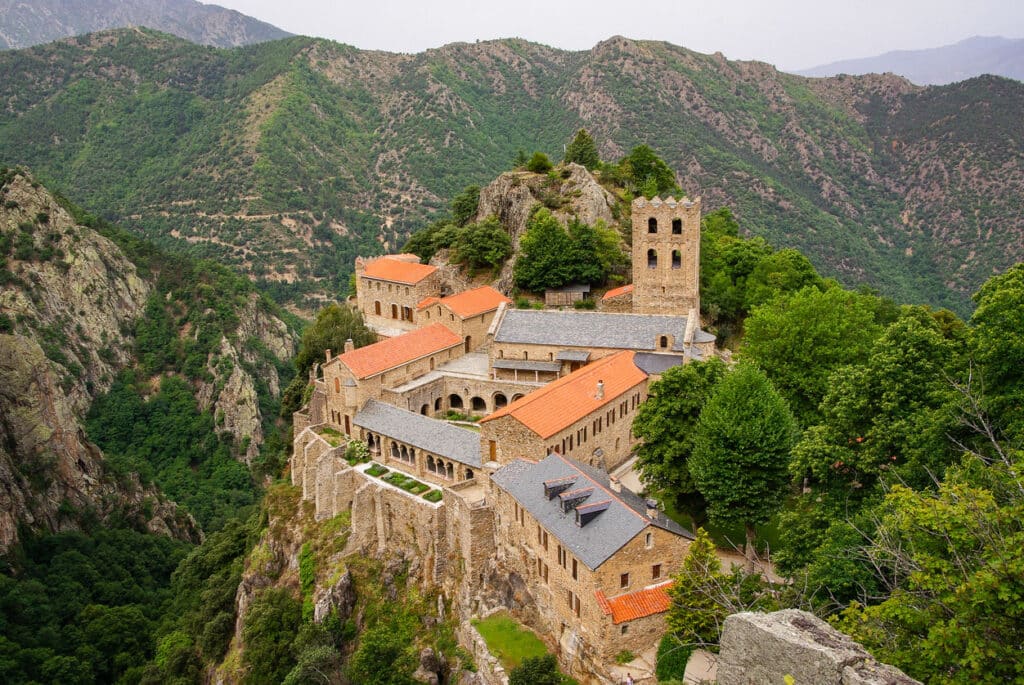 vivister-abbaye-de-saint-martin-du-canigou-camping-4-etoiles-taxo-les-pins