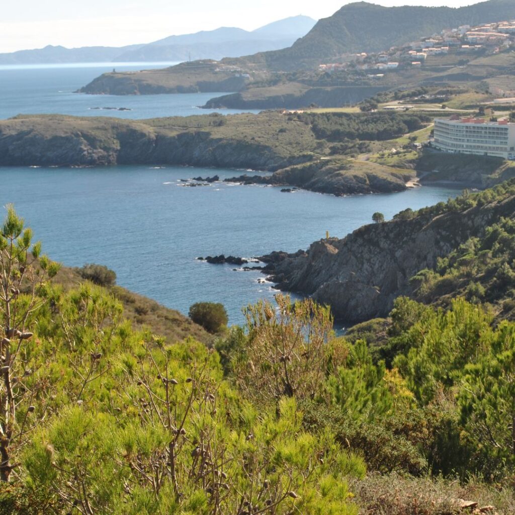 La traversée de Cerbère l'étape de la balade du sentier du littoral alentours de notre camping Taxo les Pins à Argelès-sur-Mer