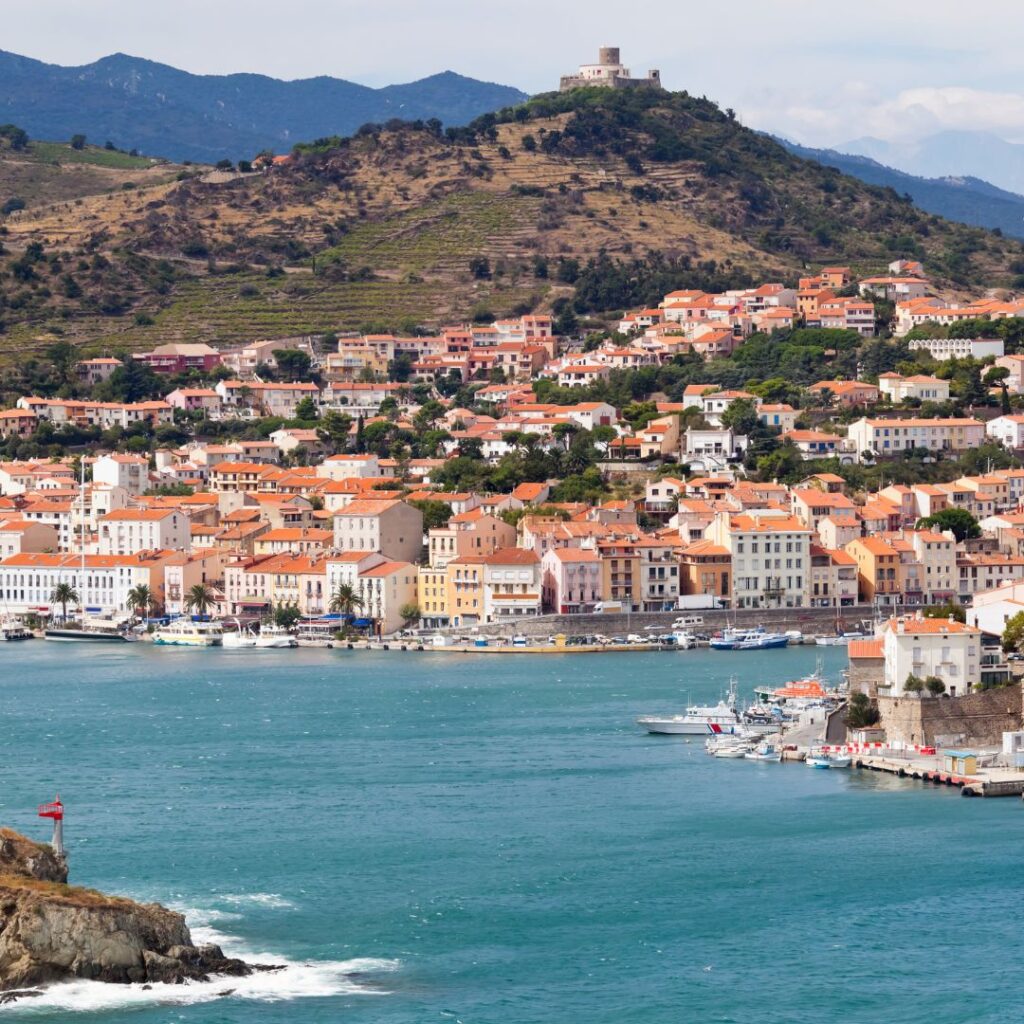 La traversée de Port-Vendres l'étape de la balade du sentier du littoral alentours de notre camping Taxo les Pins à Argelès-sur-Mer