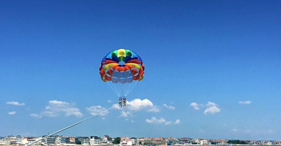 faire du parachute ascensionnel au dessus de la mer Méditerranée, une activité à faire à Argelès-sur-Mer alentours de notre camping Taxo les Pins à Argelès-sur-Mer